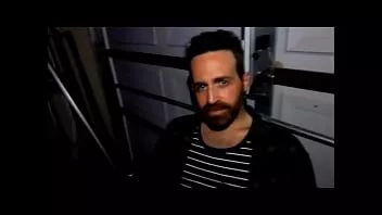 play Zibmusser criado por caipira verbal na garagem enquanto sua esposa assistia tv