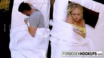 تشغيل لقد حرمت الفتيات الساخنة ممارسة الجنس مع إخوانهن غير الأشقاء!