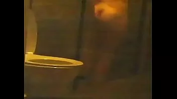 চালান তার বাথরুমে বড় পাছার বাচ্চা উঁকি দিচ্ছে