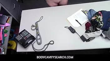 Играть Bodycavitysearch - маленькая молодая магазинная воришка Мэдисон Хейз поймана на краже в магазине нижнего белья и жестко оттрахана офицером после сделки
