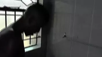 চালান ডিজেল ট্রাকিং তার বন্ধুকে বাথরুমে ডাকছে
