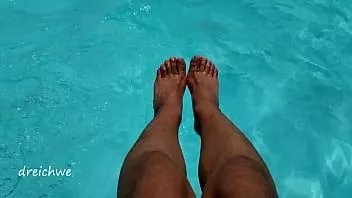 play Pies en la piscina con mucha agua.