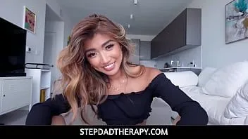 Jouer Stepdadtherapy - une belle-fille super mignonne baise son beau-père pour gagner de l'argent