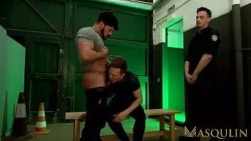 Играть Masqulin perps ethan chase и pietro duarte трахнул полицейский