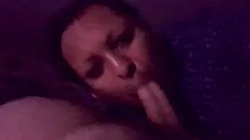 播放 年轻的拉丁裔吸吮一个 8 英寸的白色鸡巴