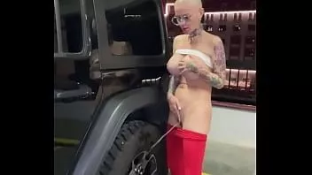 再生 駐車場でのクレイジーハゲの女の子のオナニーとホイールジープでの潮吹き、入れ墨された女